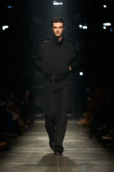 Look 16